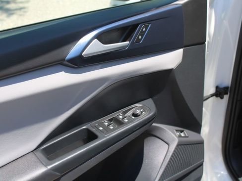 Used 2023 Volkswagen Taos SE w/ Panoramic Sunroof Package FWD image 18
