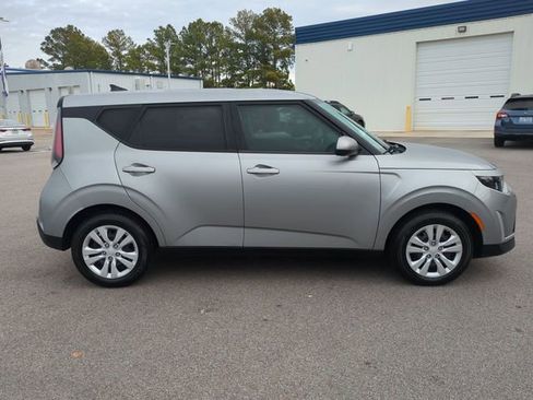Used 2023 Kia Soul LX image 2