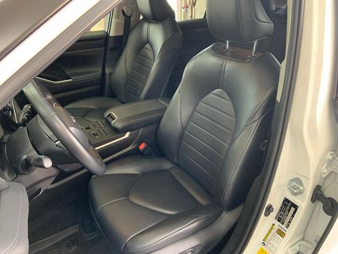 Used 2022 Toyota Highlander XLE image 10