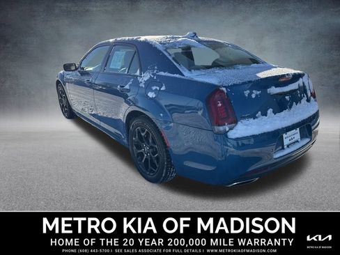 Used 2022 Chrysler 300 Touring L w/ Comfort Group image 4