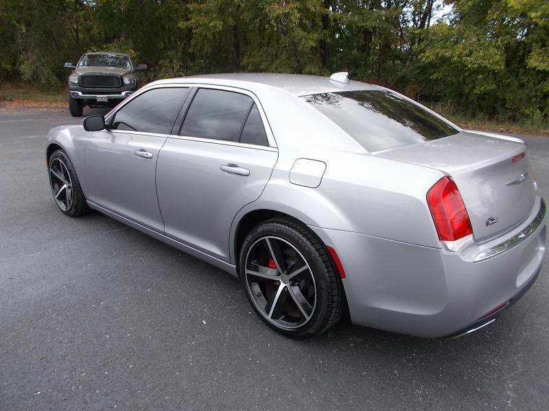 Used 2015 Chrysler 300 Limited RWD image 5