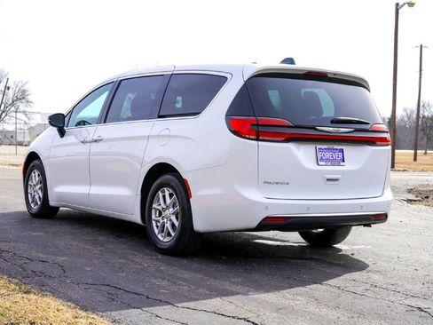 Used 2025 Chrysler Pacifica Select image 8