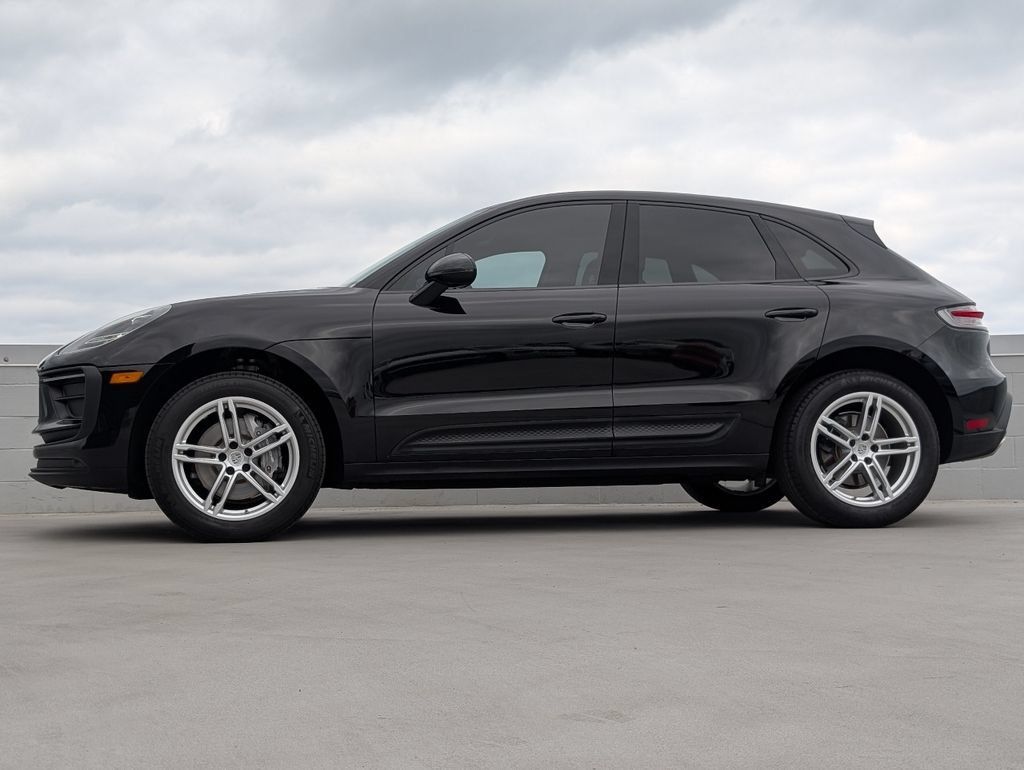 Certified 2025 Porsche Macan AWD/4WD image 2