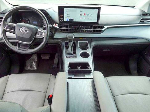 Used 2025 Toyota Sienna XLE FWD image 24