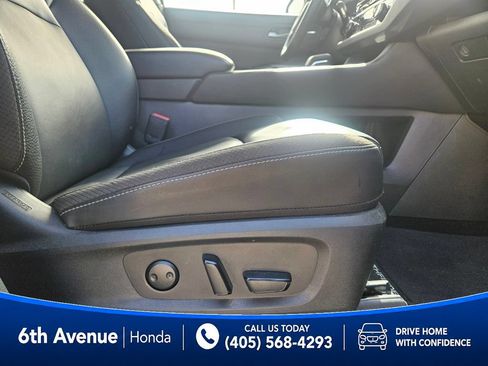 Used 2025 Nissan Pathfinder SL FWD image 15