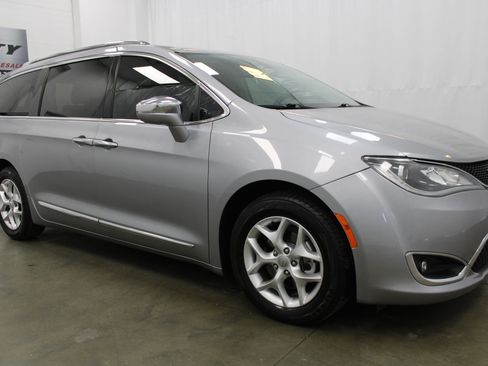 Used 2020 Chrysler Pacifica Limited FWD image 4