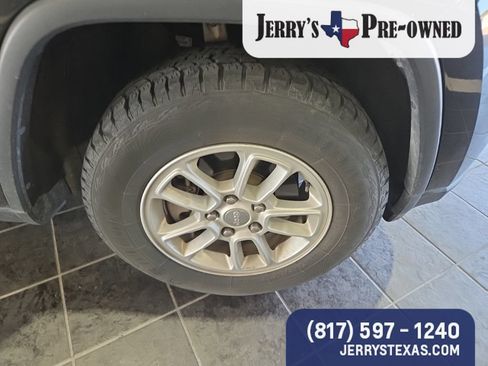 Used 2018 Jeep Grand Cherokee Laredo AWD/4WD image 4