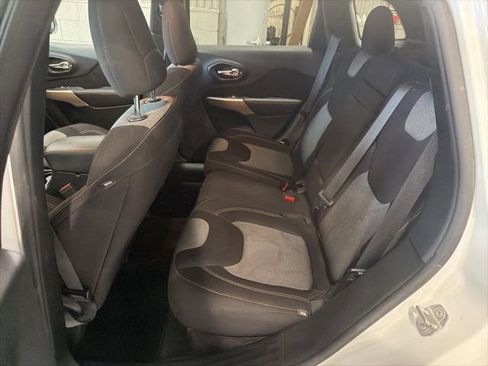 Used 2017 Jeep Cherokee Sport FWD image 10