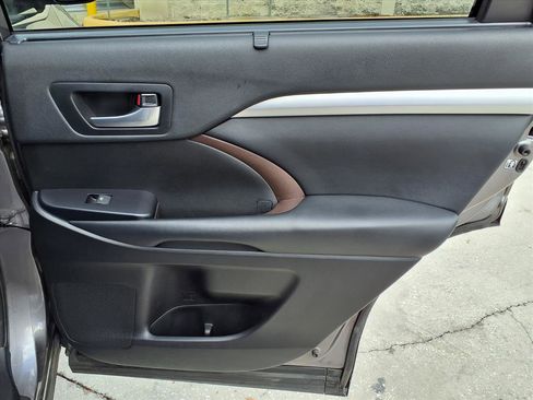 Used 2018 Toyota Highlander XLE image 12