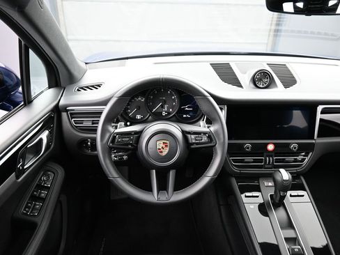 Certified 2025 Porsche Macan image 18