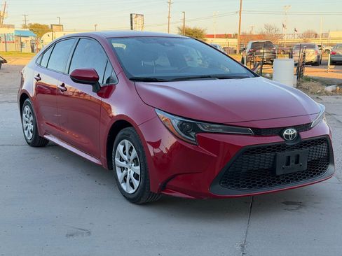 Used 2021 Toyota Corolla LE image 3