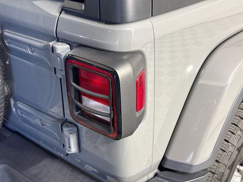 Used 2018 Jeep Wrangler Unlimited Sahara image 34