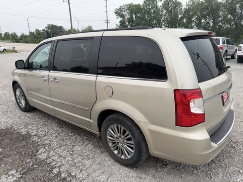Used 2013 Chrysler Town & Country Touring-L w/ Driver Convenience Group FWD image 5