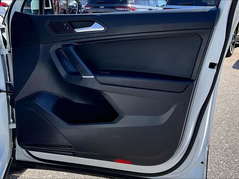 Used 2020 Volkswagen Tiguan SE image 12