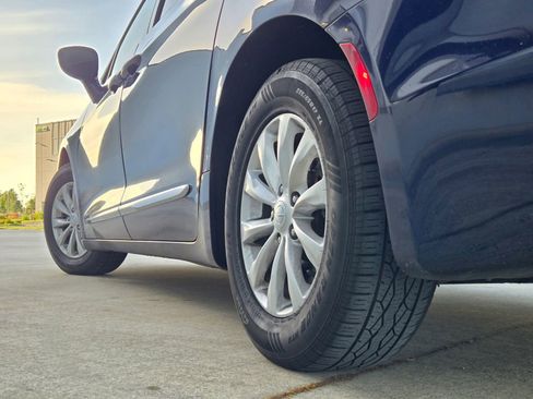 Used 2019 Chrysler Pacifica Touring-L FWD image 45