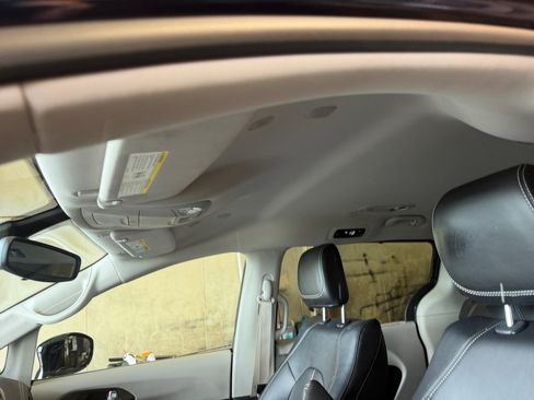 Used 2024 Chrysler Pacifica Touring-L FWD image 25