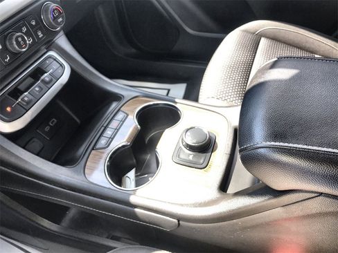 Used 2023 GMC Acadia SLE image 20