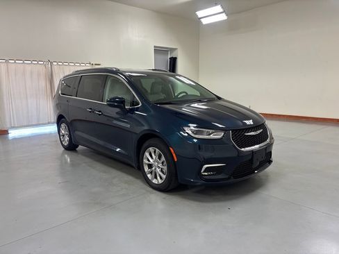 Used 2021 Chrysler Pacifica Touring-L FWD image 2