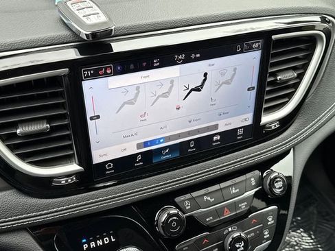 New 2026 Chrysler Pacifica Select image 29