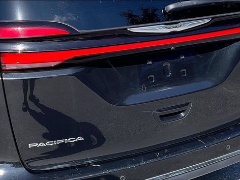 Used 2023 Chrysler Pacifica Touring-L FWD image 23