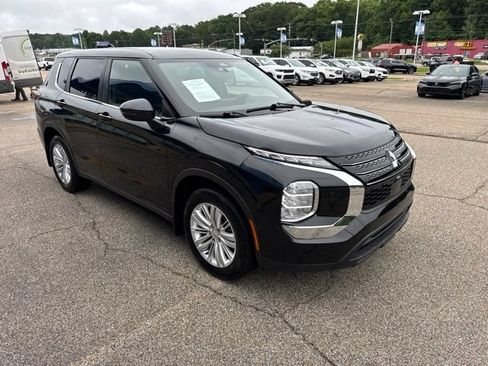 Used 2023 Mitsubishi Outlander ES AWD/4WD image 3