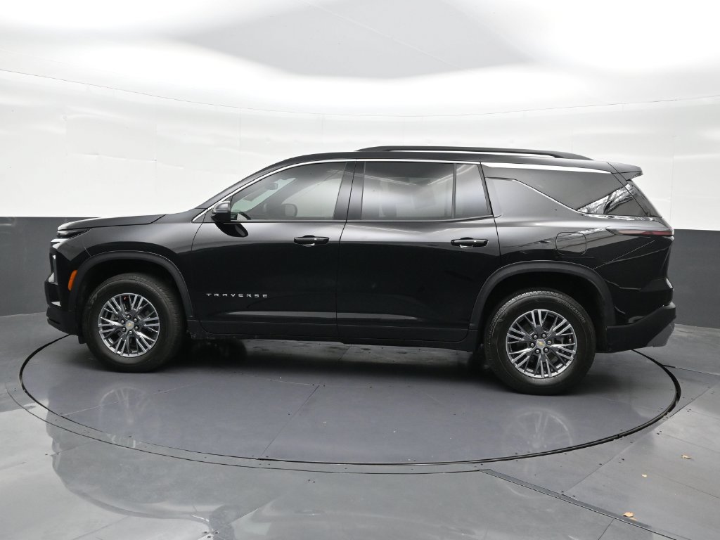 Used 2025 Chevrolet Traverse LT FWD image 2