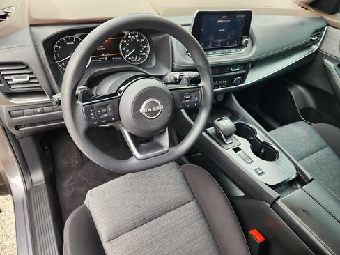 Used 2023 Nissan Rogue SV FWD image 2