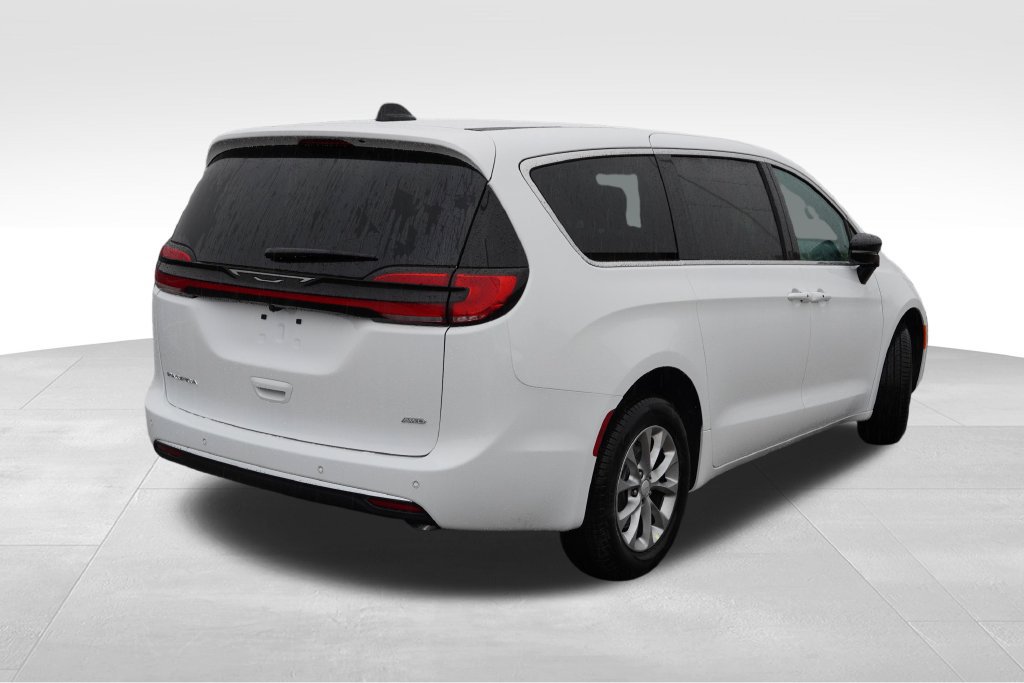 New 2027 Chrysler Pacifica Select AWD/4WD image 3