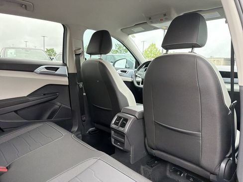 Used 2025 Volkswagen Taos SE FWD image 16