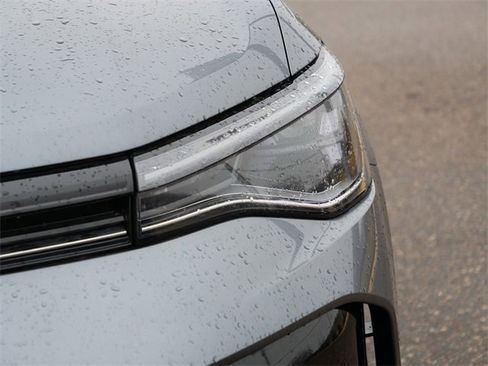 Certified 2025 Volkswagen Taos SE image 10