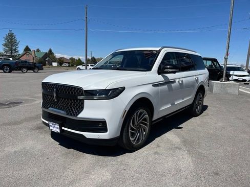 Used 2025 Lincoln Navigator Reserve AWD/4WD image 3