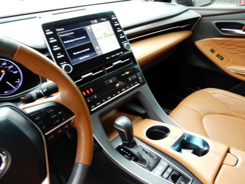 Used 2019 Toyota Avalon Limited image 12