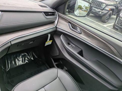 New 2025 Jeep Grand Cherokee Limited w/ Black Appearance Package image 12