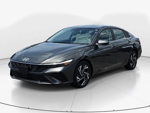 Used 2024 Hyundai Elantra SEL w/ Convenience Package FWD image 11