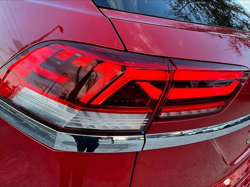 Used 2022 Volkswagen Atlas Cross Sport SE image 28