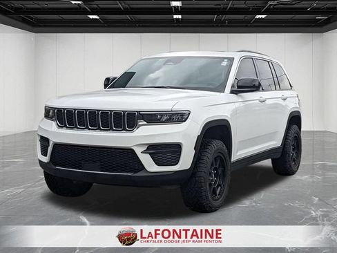 Used 2025 Jeep Grand Cherokee Laredo X w/ Luxury Tech Group I AWD/4WD image 1