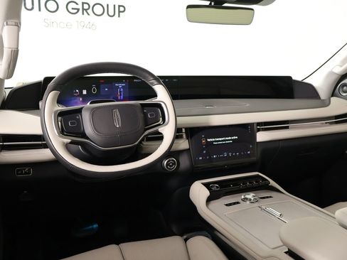 New 2026 Lincoln Navigator Premiere AWD/4WD image 2