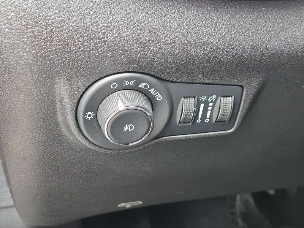 Used 2023 Jeep Compass Latitude w/ Sun and Sound Group AWD/4WD image 11