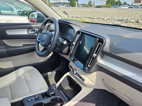 Used 2019 Volvo XC40 T5 Momentum image 14