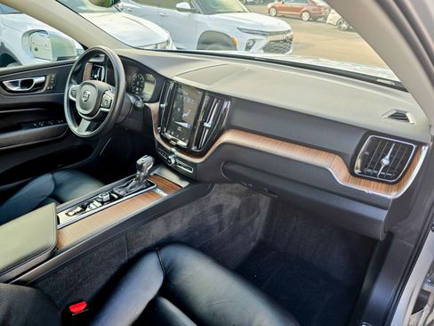 Used 2021 Volvo XC60 T5 Momentum w/ Premium Package image 32