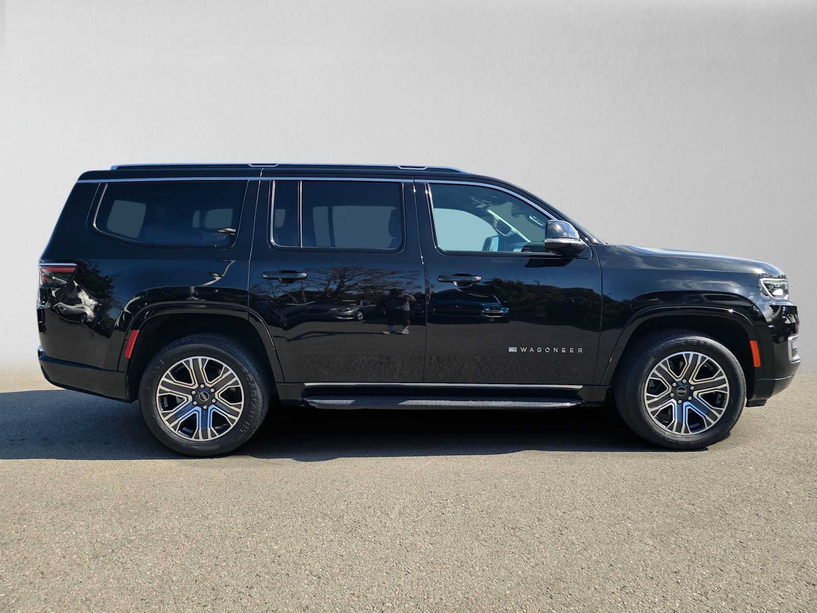 Used 2025 Jeep Wagoneer 4WD image 2
