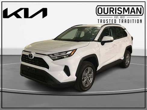 Used 2025 Toyota RAV4 XLE AWD/4WD image 2