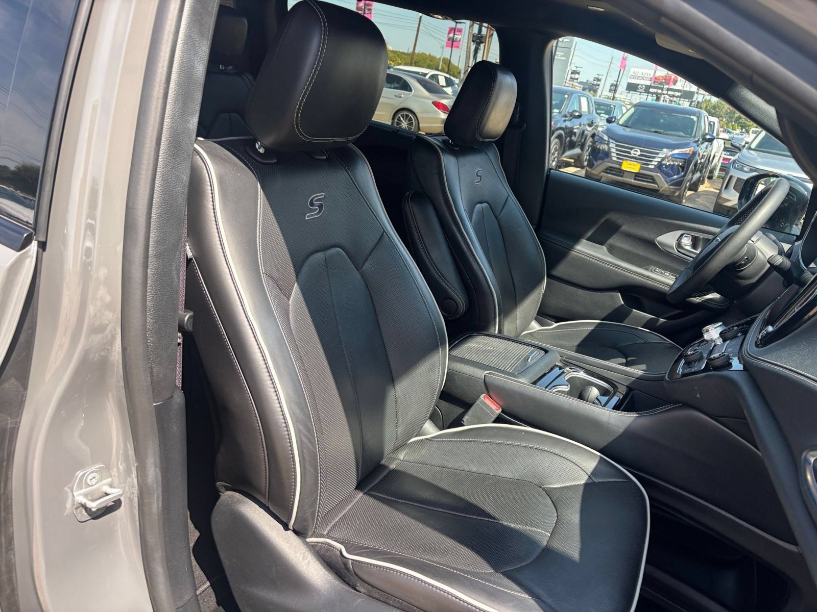 Used 2025 Chrysler Pacifica Limited FWD image 40