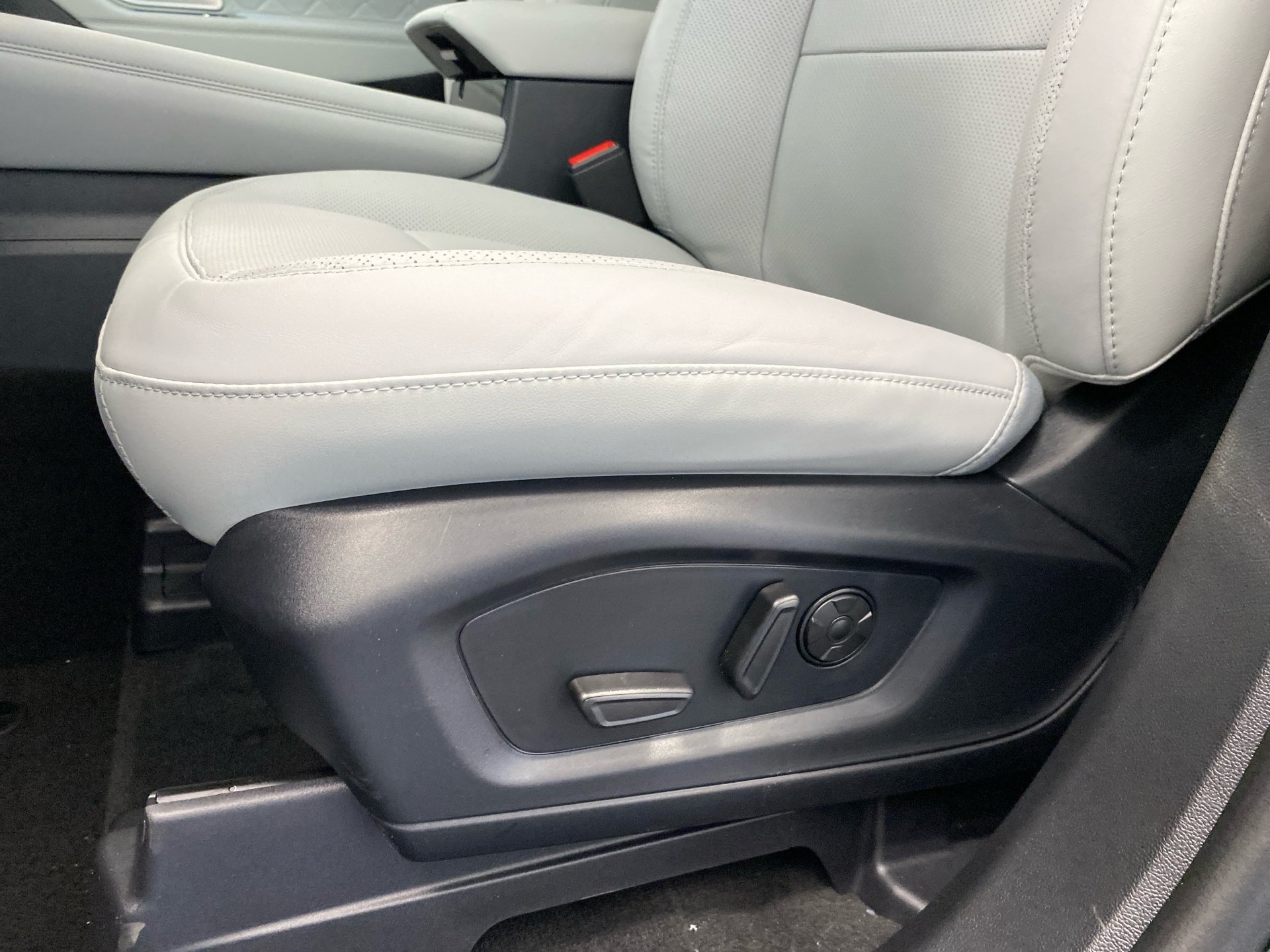 New 2026 Ford Explorer Platinum w/ LUX Leather Package AWD/4WD image 16