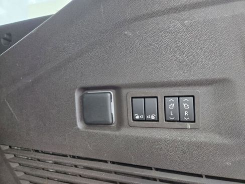 Used 2022 GMC Yukon XL Denali RWD image 8