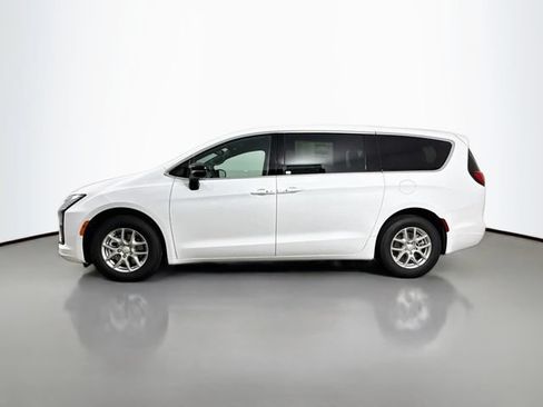 New 2027 Chrysler Pacifica Select FWD image 4
