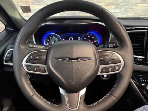 Used 2025 Chrysler Pacifica Select FWD image 15