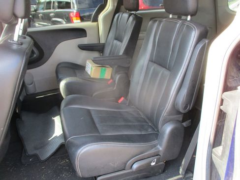 Used 2013 Chrysler Town & Country Touring image 12
