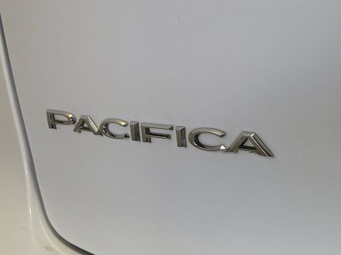Used 2023 Chrysler Pacifica Touring-L FWD image 8