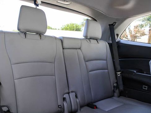 Used 2018 Honda Pilot Touring image 16